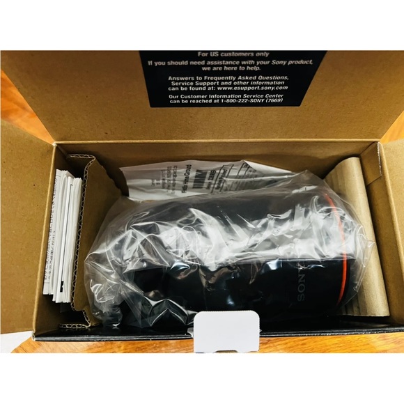 Sony Carl Zeiss 24mm f/1.8 ZA Sonnar T* - Crop Sensor Prime E Mount Wide Lens - Picture 5 of 16